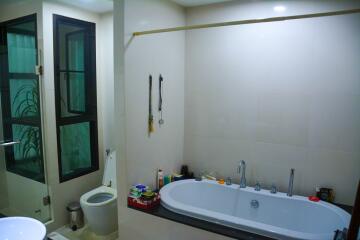 Large 2-bedroom condo in Yen Akard area