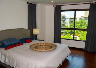 Large 2-bedroom condo in Yen Akard area