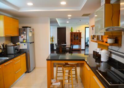 Large 2-bedroom condo in Yen Akard area