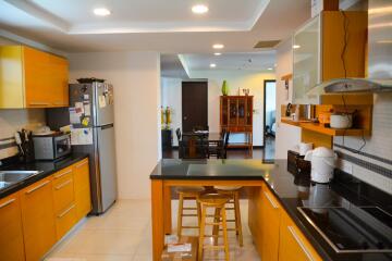 Large 2-bedroom condo in Yen Akard area