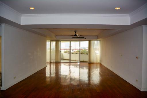 Large 4 bedrooms condo for sale Ekamai area