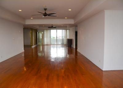 Large 4 bedrooms condo for sale Ekamai area