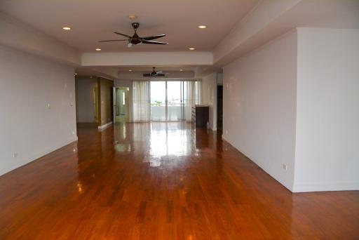 Large 4 bedrooms condo for sale Ekamai area