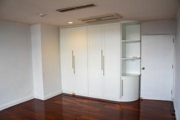 Large 4 bedrooms condo for sale Ekamai area