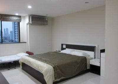 3-bedroom spacious condo in Phromphong area