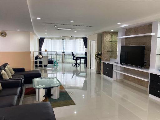 3-bedroom spacious condo in Phromphong area