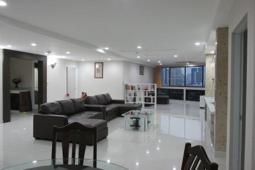 3-bedroom spacious condo in Phromphong area