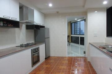 3-bedroom spacious condo in Phromphong area