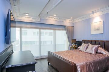 3-bedroom luxury duplex for sale close to BTS Phromphong