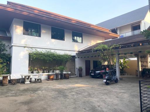 Large house for sale on 800 sqm plot of land Phrakanong area