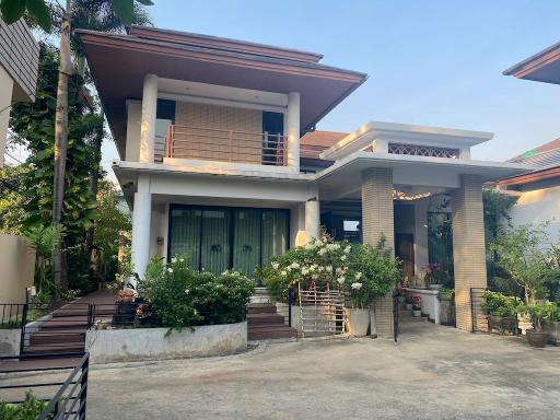 Large house for sale on 800 sqm plot of land Phrakanong area