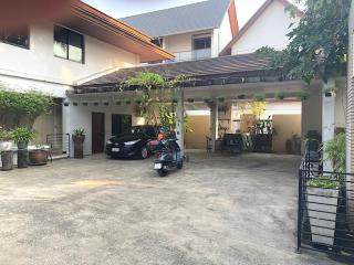 Large house for sale on 800 sqm plot of land Phrakanong area