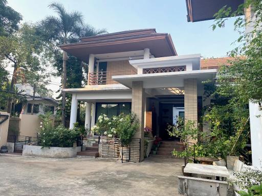 Large house for sale on 800 sqm plot of land Phrakanong area