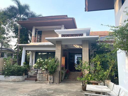 Large house for sale on 800 sqm plot of land Phrakanong area
