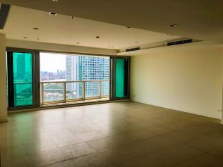 3-bedroom condo with breathtaking river views close to BTS Saphan Taksin