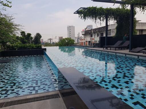 1-bedroom modern condo in Nana-Petchaburi area