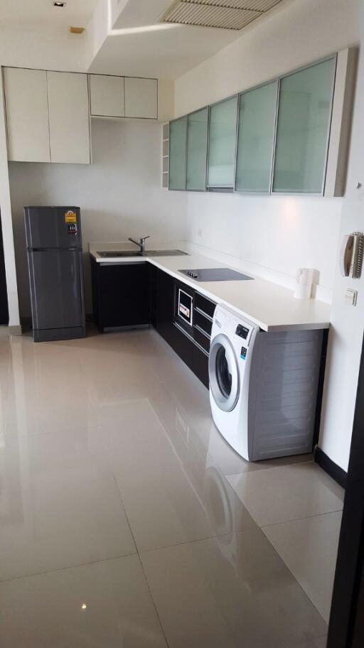 2 bedrooms condo for sale in soi Yennakart Sathorn area