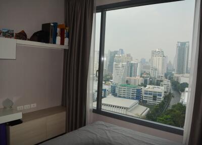 Modern 1-bedroom condo in Petchaburi-Asoke area
