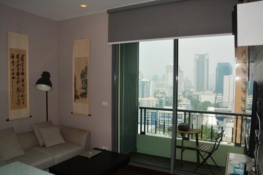 Modern 1-bedroom condo in Petchaburi-Asoke area