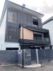 Brand new luxury 4  bedrooms house in compound for sale