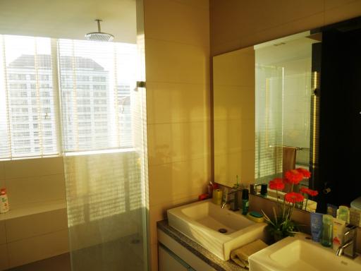 Modern & spacious 2-bedroom condo in Sukhumvit-Asoke