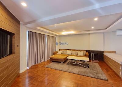 3 Bedrooms Condo in Park Beach Wongamat C004525