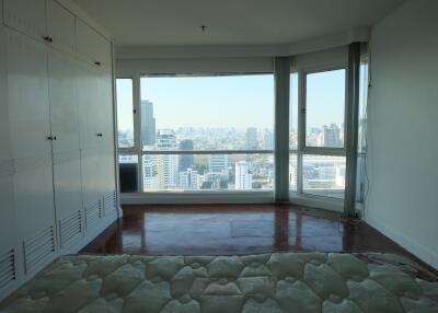 2-bedroom condominium for sale in Nana with large balcony