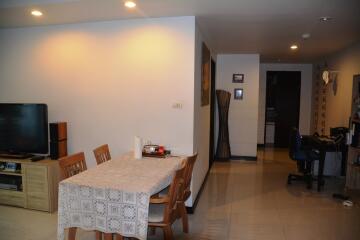 2-bedroom quiet & spacious condo in Ekamai