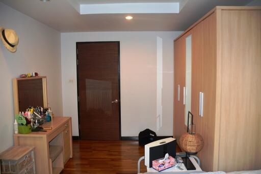 2-bedroom quiet & spacious condo in Ekamai