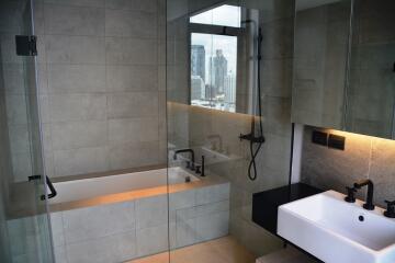 2-bedroom modern high floor condo in Asoke