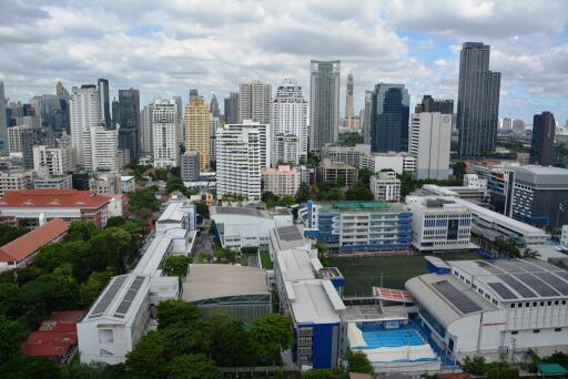 2-bedroom modern high floor condo in Asoke