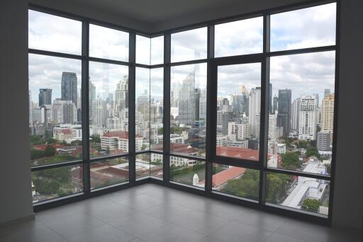 2-bedroom modern high floor condo in Asoke