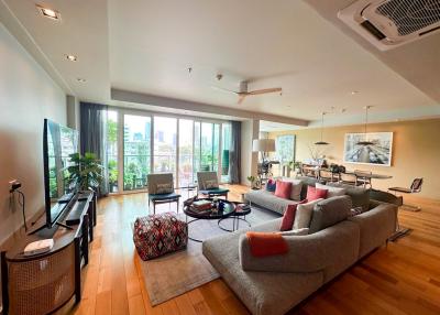 4-bedroom modern condo for sale in cozy residence of Phromphong
