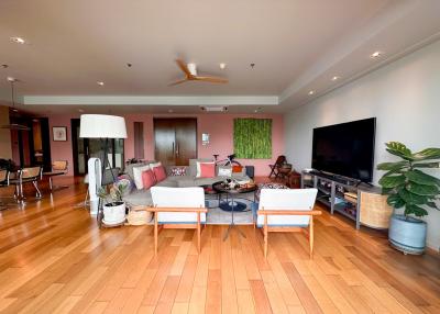 4-bedroom modern condo for sale in cozy residence of Phromphong