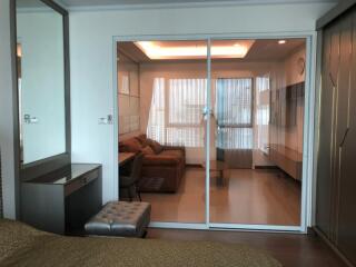 1 bedroom condo for sale in Phayathai close to BTS and Airport link