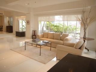 Luxury 3 bedroom condo for sale close to Chongnonsi BTS