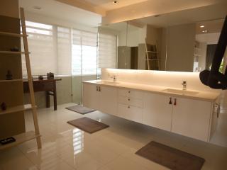 Luxury 3 bedroom condo for sale close to Chongnonsi BTS