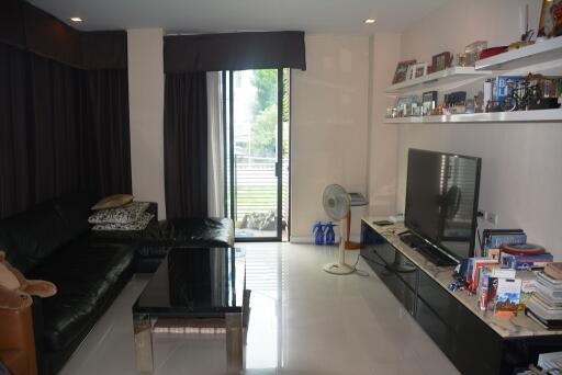 2-bedroom modern condo 300m from BTS Ploenchit