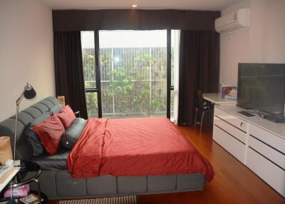 2-bedroom modern condo 300m from BTS Ploenchit
