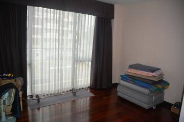 2-bedroom modern condo 300m from BTS Ploenchit