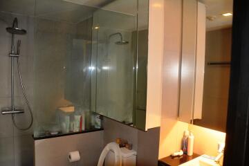 2-bedroom modern condo 300m from BTS Ploenchit