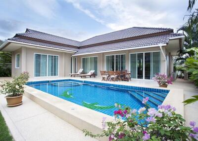 Nice 3 bedroom pool villa for sale in Nong Kae, Hua Hin