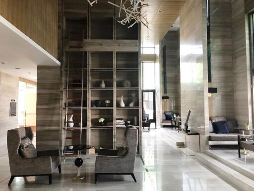 1-bedroom modern high floor condo on Petchaburi Road