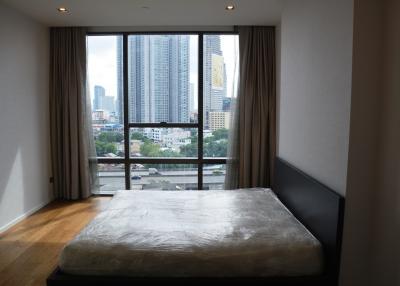 Large & modern 1-bedroom condo in Sathorn/Surasak area