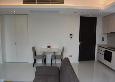 Large & modern 1-bedroom condo in Sathorn/Surasak area