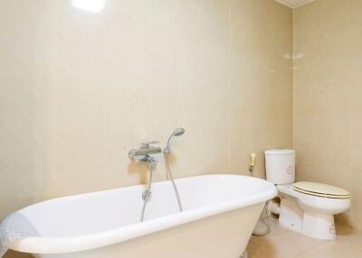Large 2 bedrooms condo for sale river view