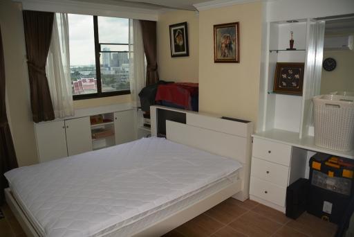 Spacious 3-bedroom condo in Phromphong area