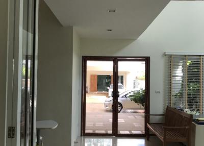 For Sale Modern Townhome in compound 3 bedrooms on Petchaburi road