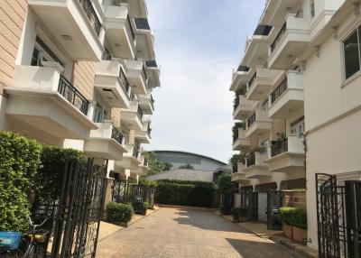 For Sale Modern Townhome in compound 3 bedrooms on Petchaburi road