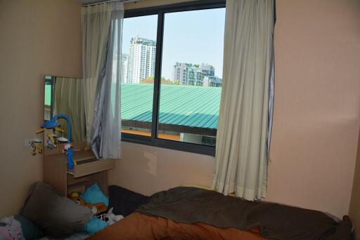 Large 2-bedroom condo in quiet area of Ekamai